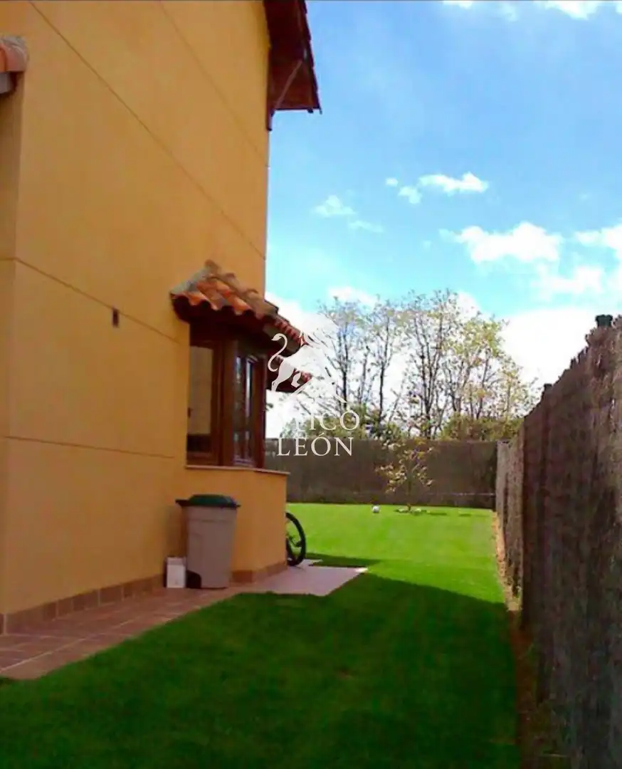 Garten von Einfamilien-Reihenhaus zum Verkauf in Valverde de la Virgen mit Heizung, Privatgarten und Abstellraum