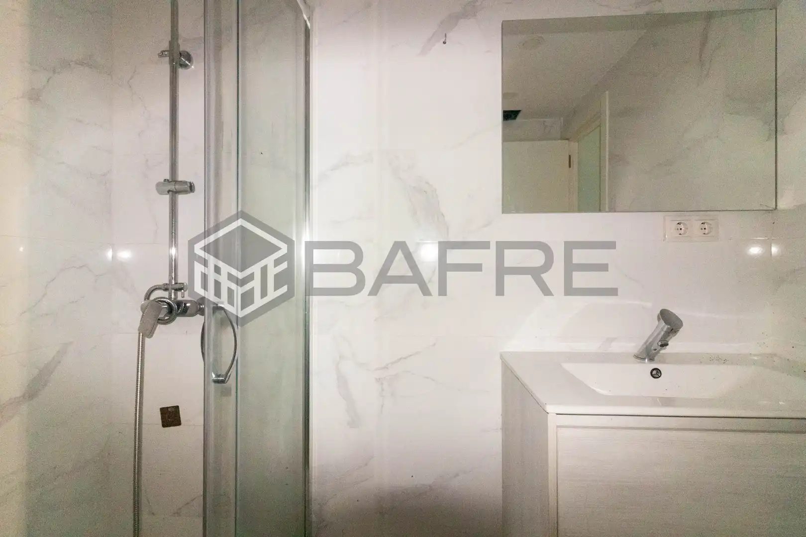 Bathroom of Flat for sale in Madrid
