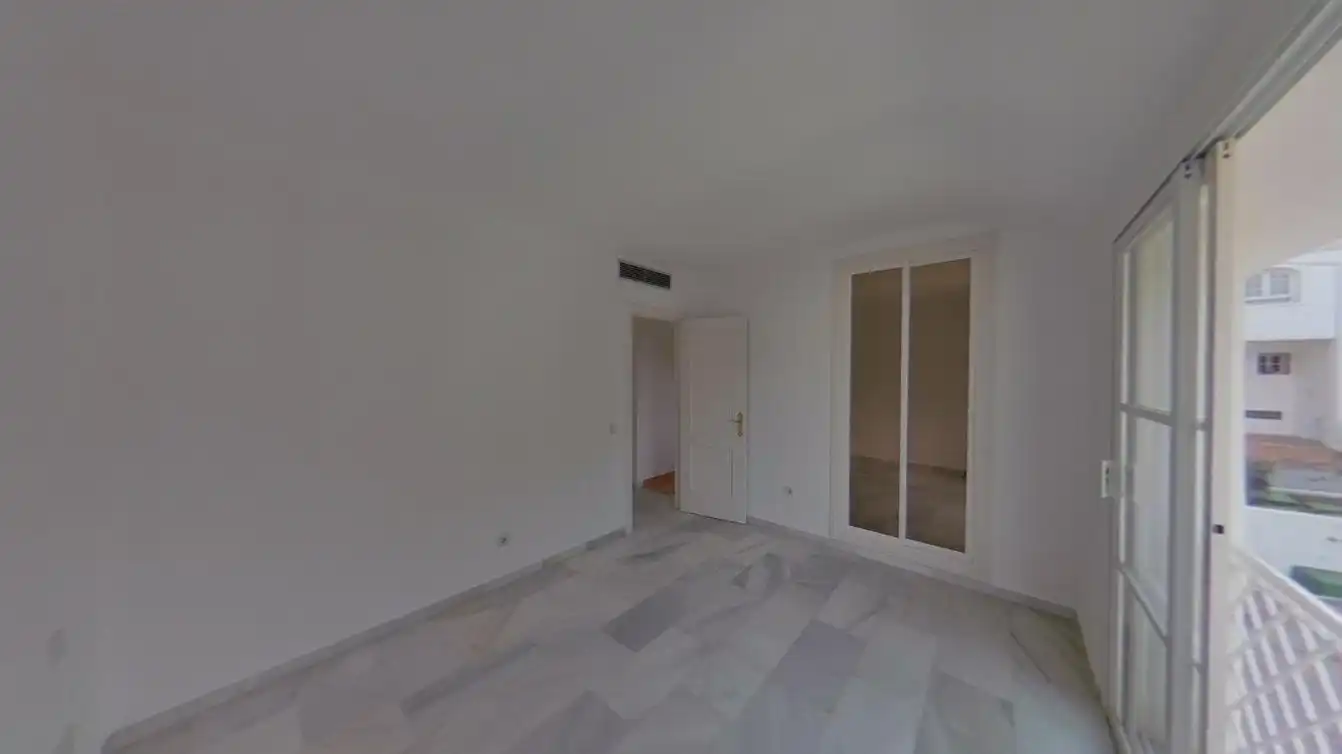 Dormitori de Casa adosada en venda en Estepona amb Aire condicionat i Piscina
