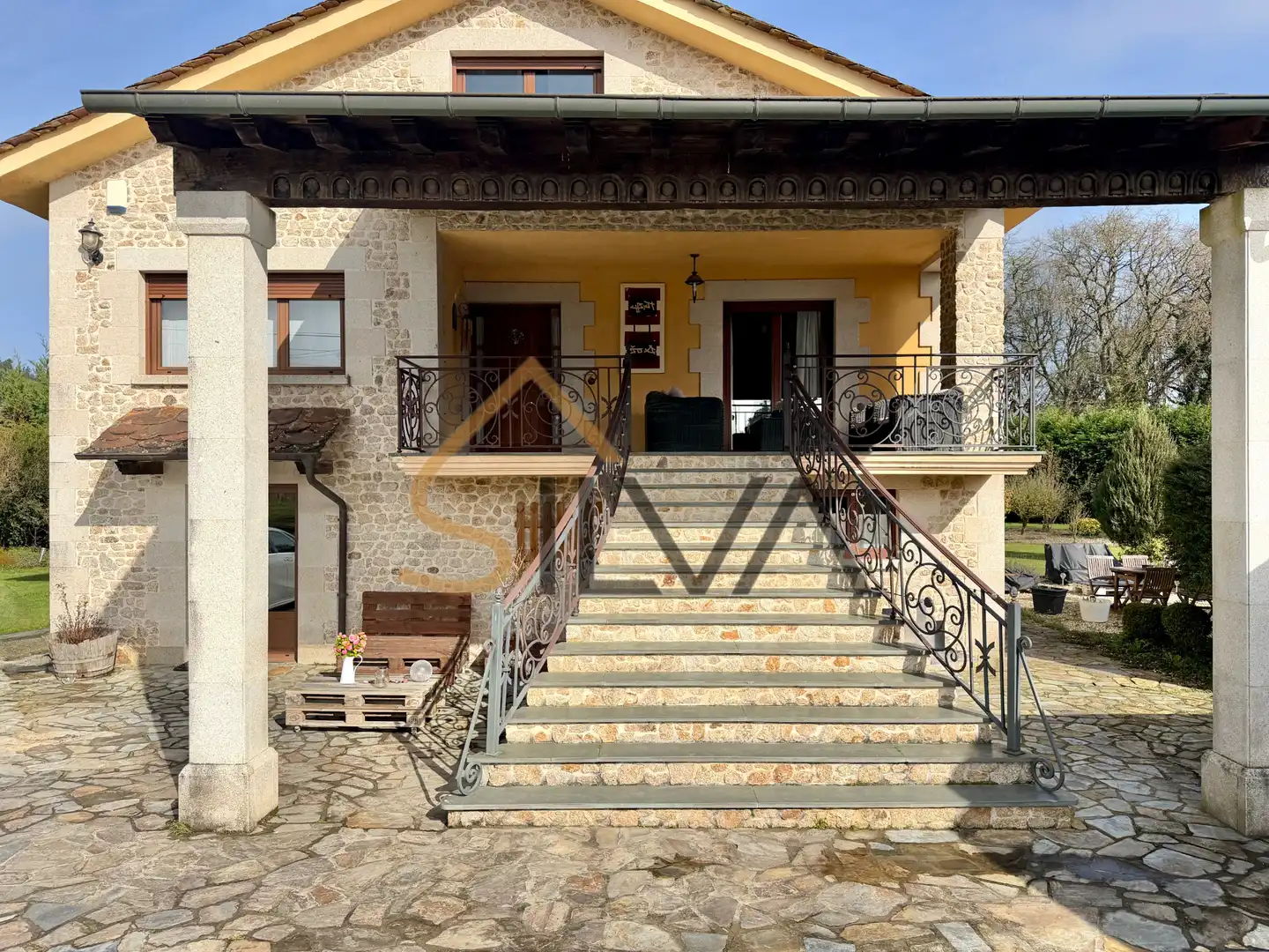 Vista exterior de Casa o xalet en venda en Lugo Capital amb Calefacció, Jardí privat i Parquet