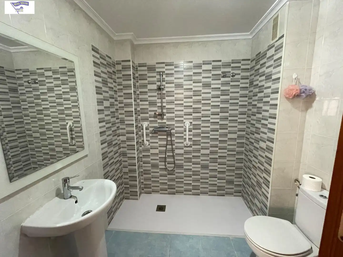 Baño de Piso en venta en Albacete con Calefacción, Trastero y Balcón