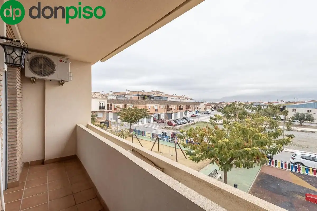 Vista exterior de Casa adosada en venta en Churriana de la Vega con Aire acondicionado, Jardín privado y Terraza