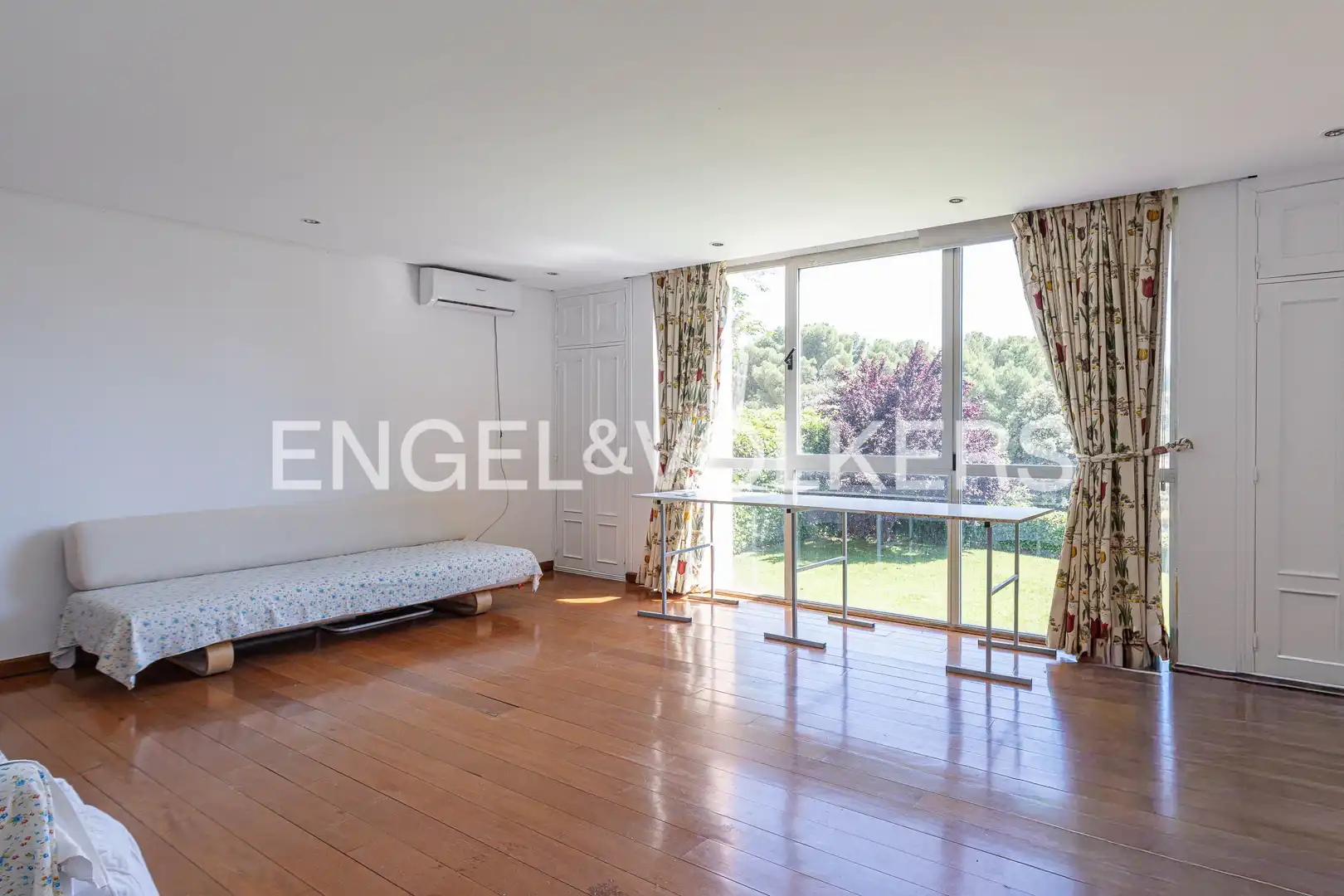 Sala de estar de Casa o chalet en venta en Majadahonda con Aire acondicionado, Calefacción y Jardín privado
