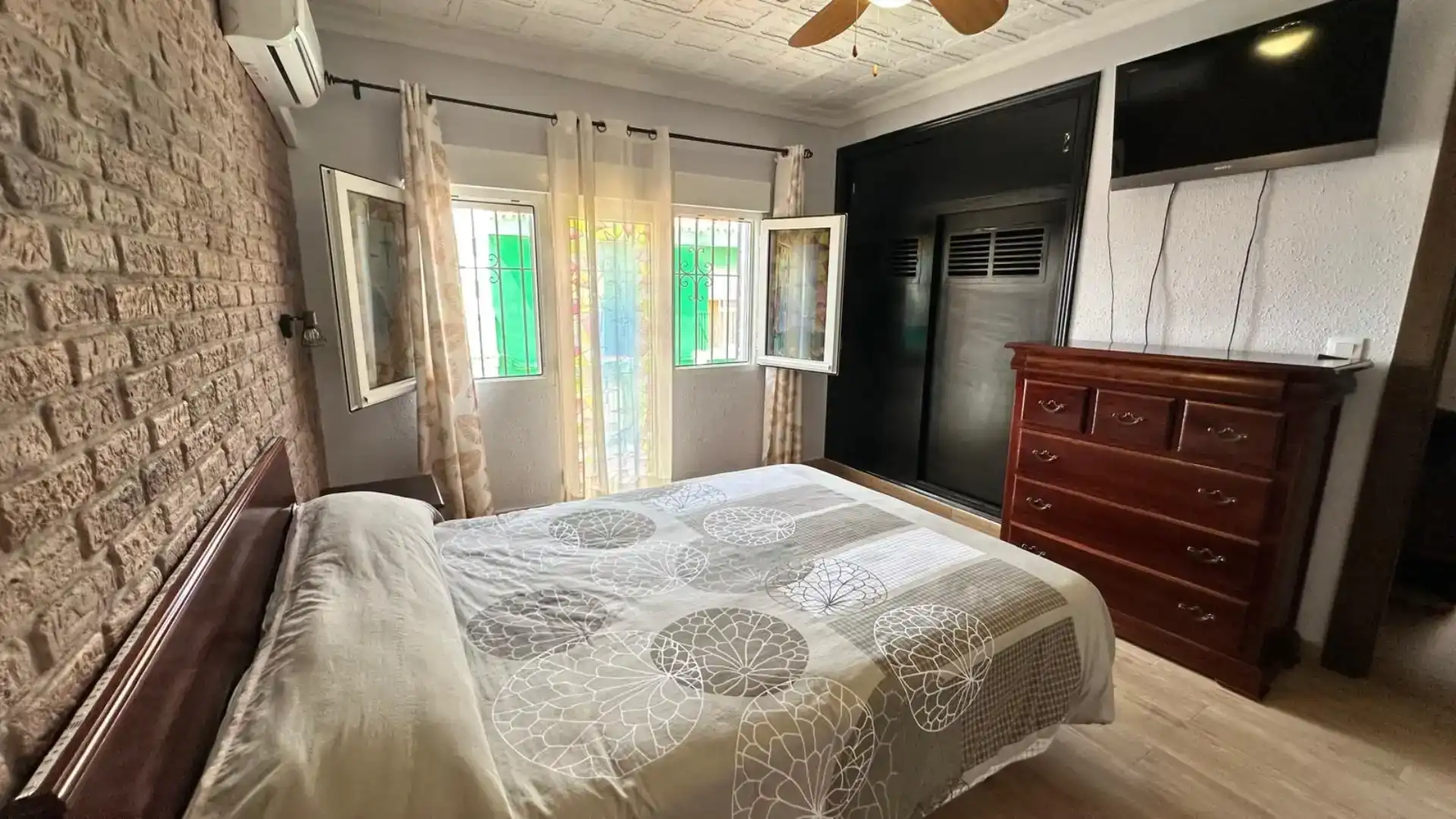Dormitori de Casa o xalet en venda en La Línea de la Concepción amb Aire condicionat, Jardí privat i Traster
