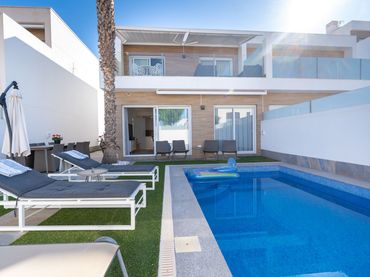 Chalet de obra nueva en venta en Calle Pintor Julio Romero de Torres