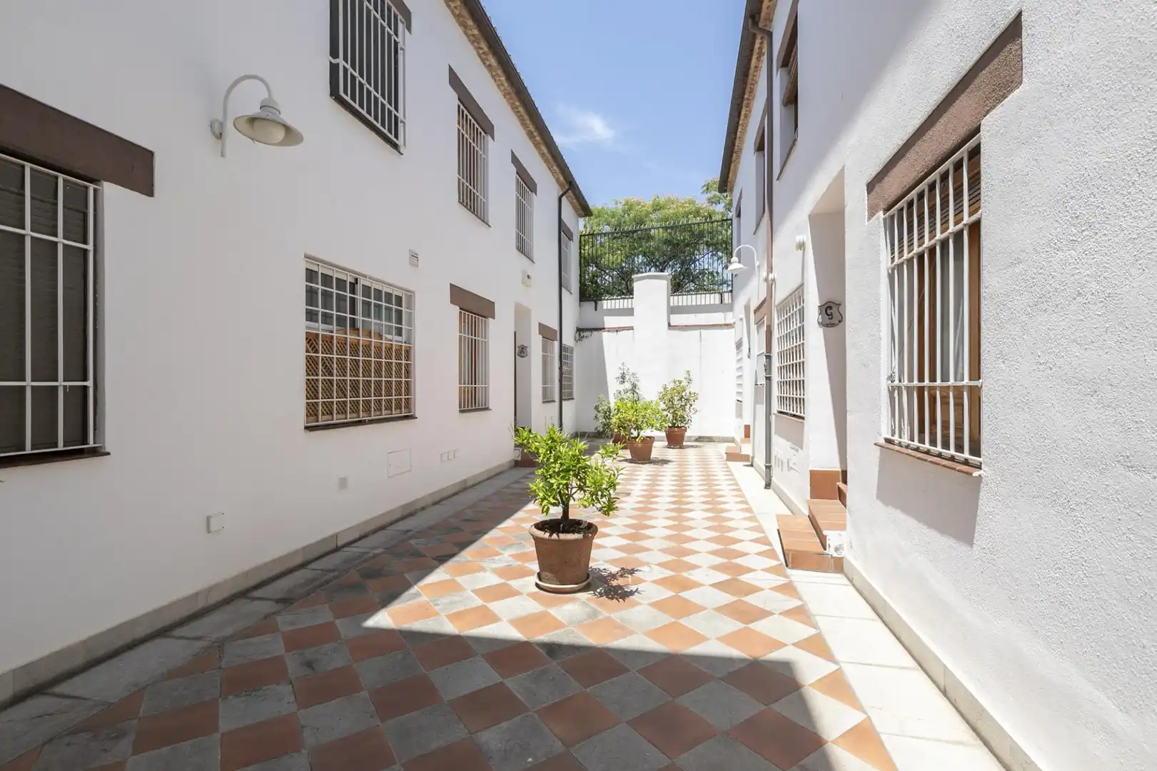 Vista exterior de Casa adosada en venda en Granada amb Jardí privat