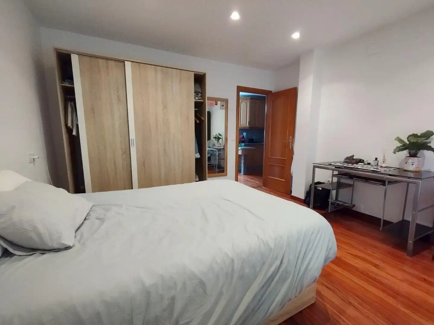 Schlafzimmer von Dachboden zur Miete in Oviedo  mit Heizung, Möbliert und Balkon