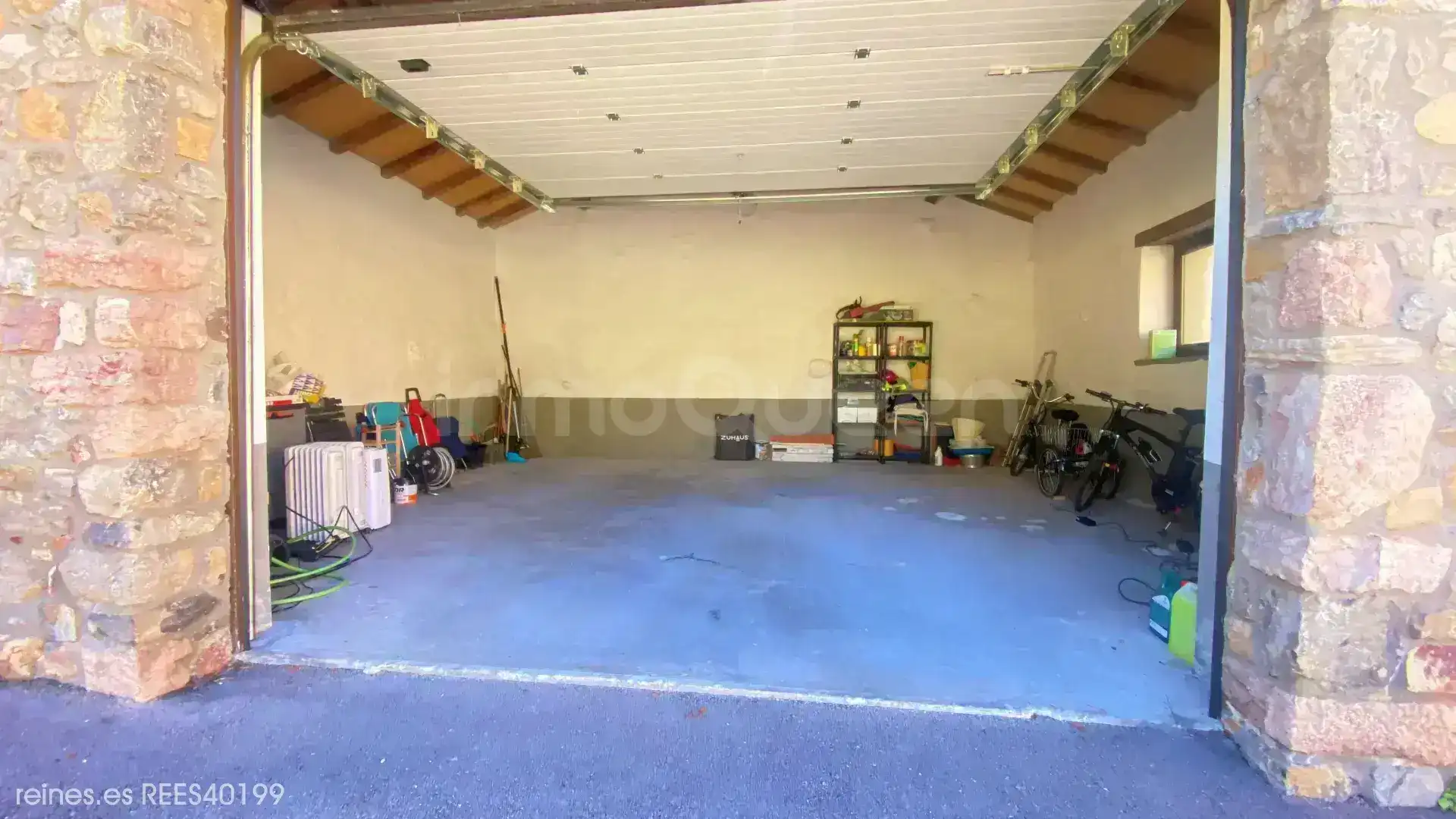 Aparcament de Casa o xalet en venda en Santo Adriano amb Calefacció, Jardí privat i Terrassa