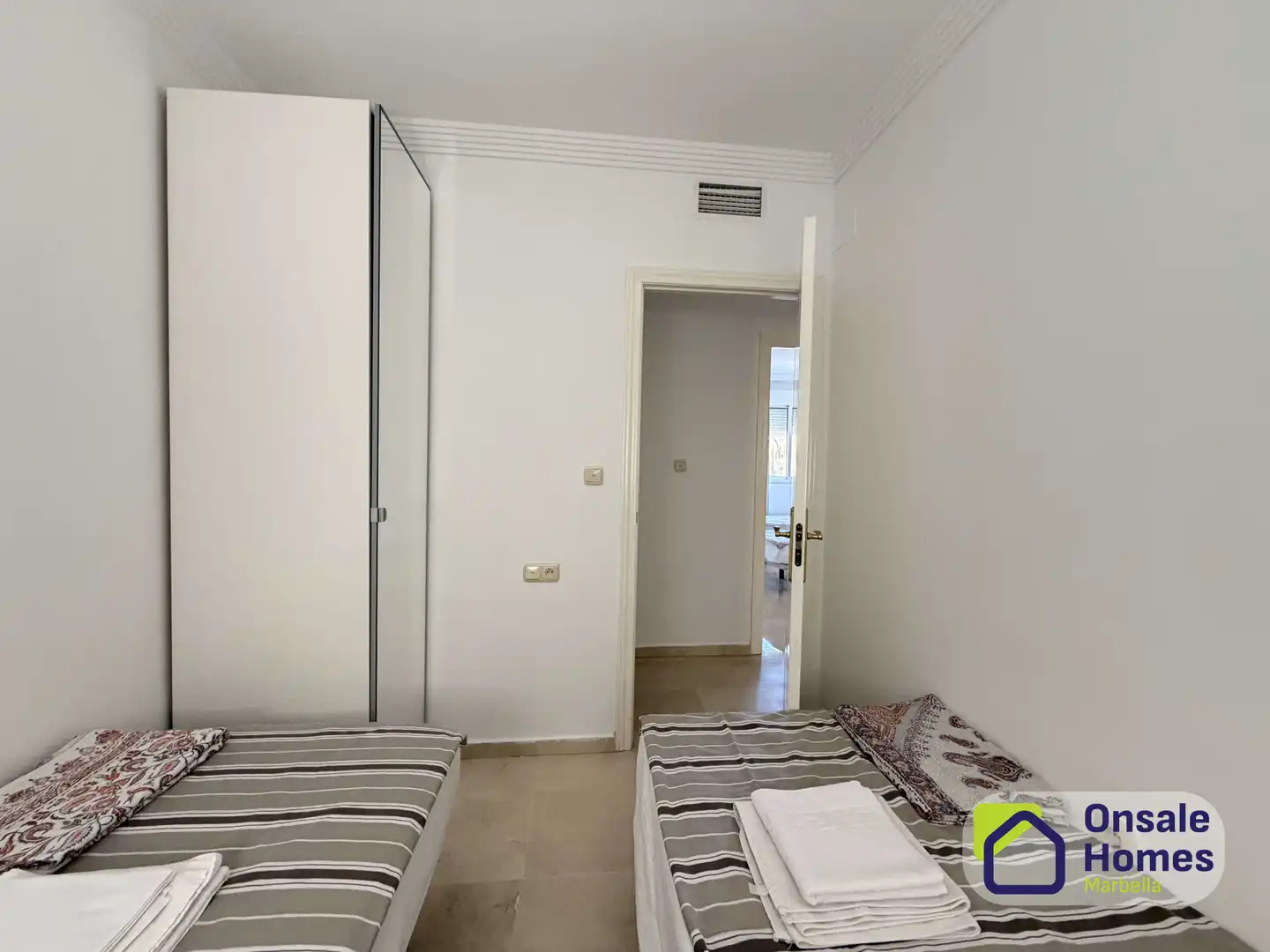 Schlafzimmer von Wohnungen zur Miete in Marbella mit Klimaanlage, Terrasse und Möbliert
