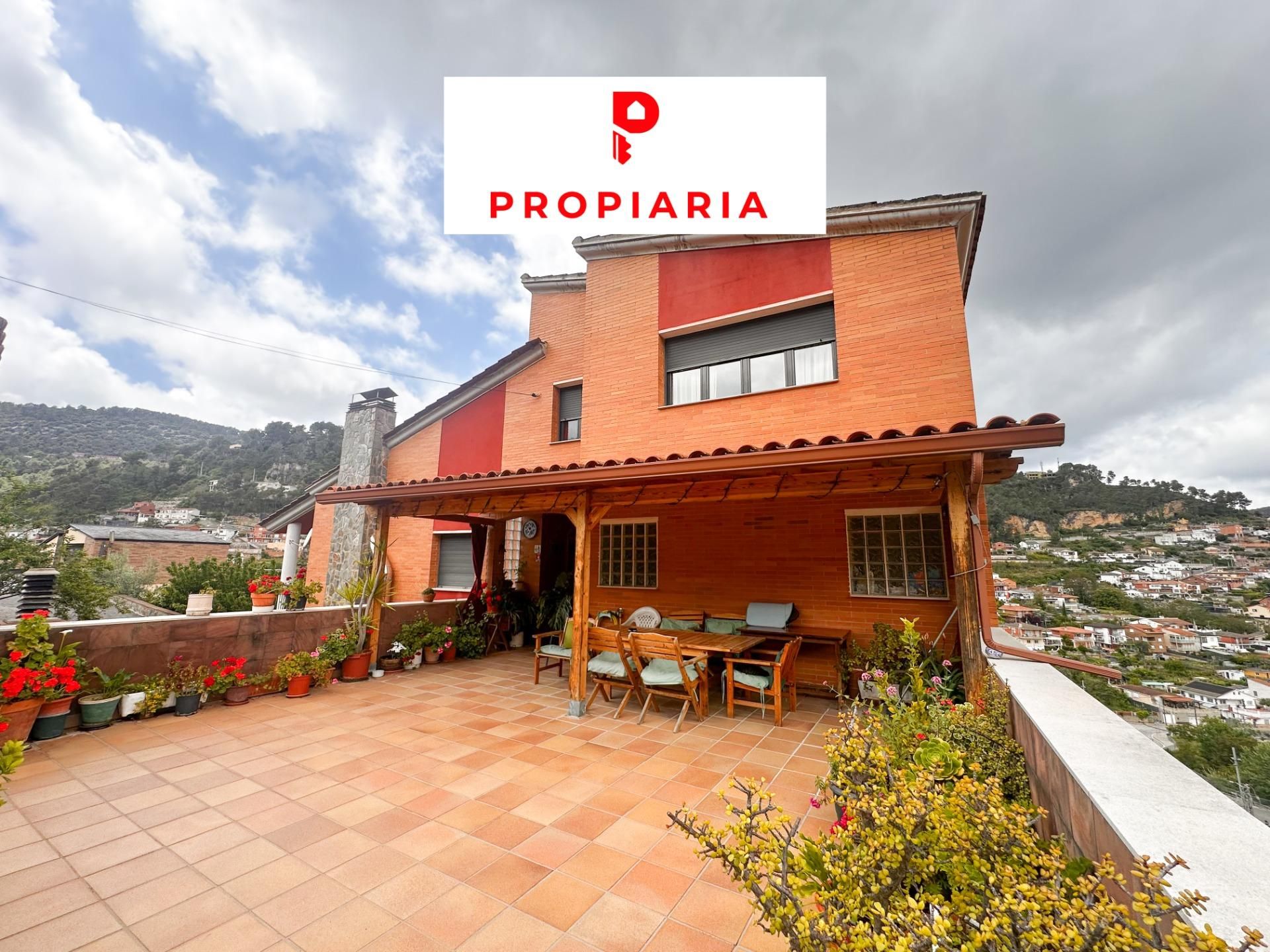 Vista exterior de Casa o xalet en venda en Vallirana amb Aire condicionat, Calefacció i Jardí privat