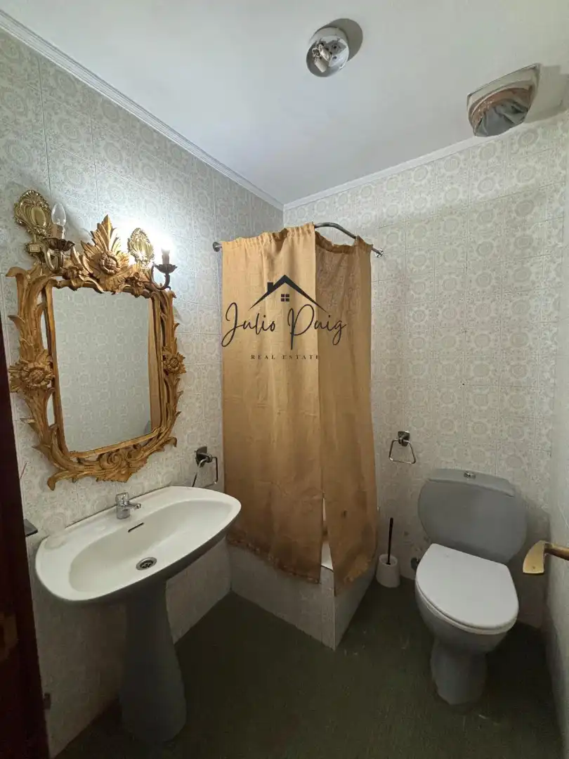 Bathroom of Flat for sale in Sevilla  with Air Conditioner, Terrace and Storage room