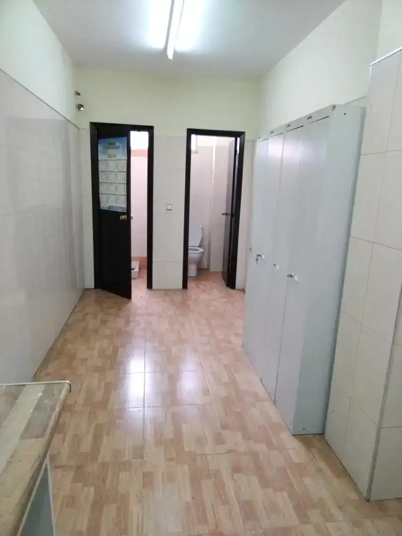 Badezimmer von Fabrikhallen zur Miete in Bergara