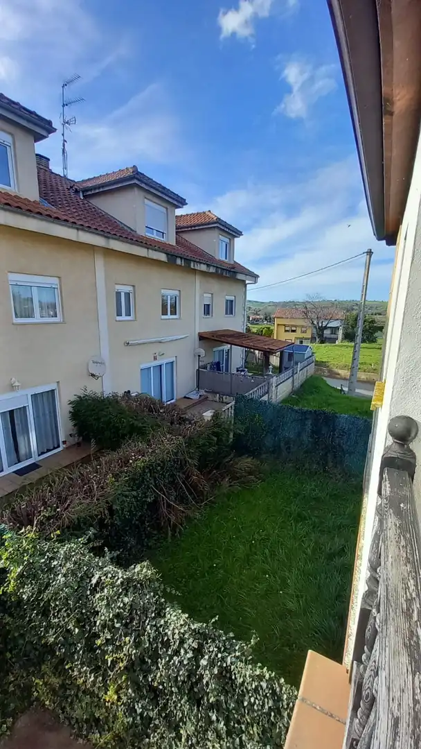 Vista exterior de Casa adosada en venda en Reocín amb Calefacció, Jardí privat i Terrassa