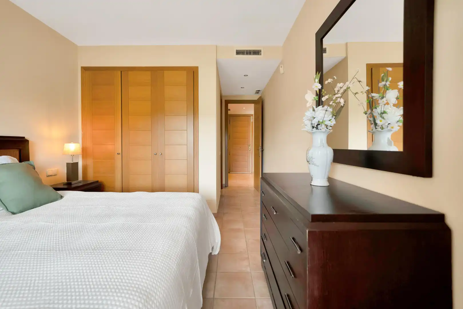 Schlafzimmer von Wohnungen zur Miete in Marbella mit Klimaanlage, Heizung und Privatgarten