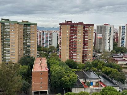 Vista exterior de Pis en venda en L'Hospitalet de Llobregat amb Aire condicionat, Terrassa i Balcó