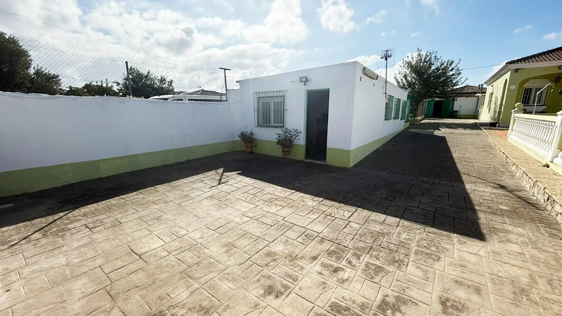 Vista exterior de Casa o xalet en venda en Chiclana de la Frontera amb Jardí privat, Terrassa i Traster