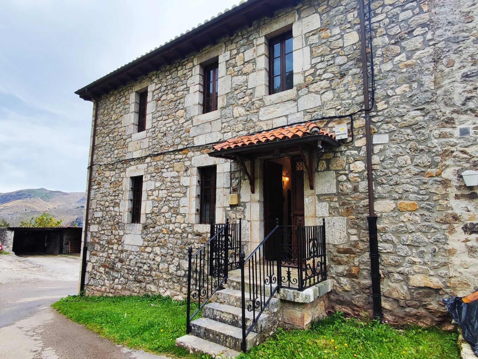 Vista exterior de Casa o xalet en venda en Miera amb Jardí privat, Parquet i Terrassa