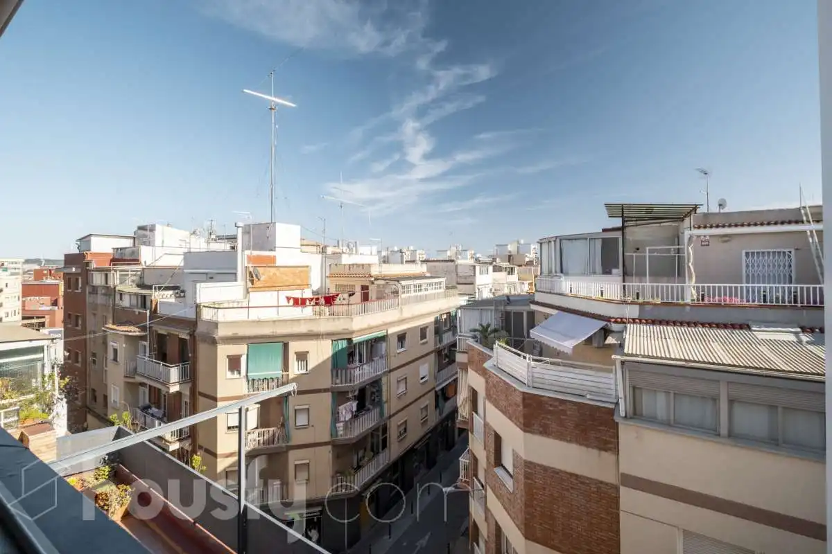 Exterior view of Attic for sale in L'Hospitalet de Llobregat  with Air Conditioner and Terrace