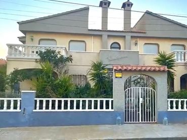 Villa con balcone in vendita a del Riu de Llastres