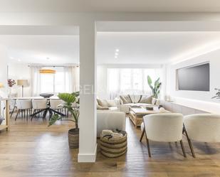 Sala d'estar de Apartament en venda en  Madrid Capital amb Aire condicionat, Calefacció i Moblat