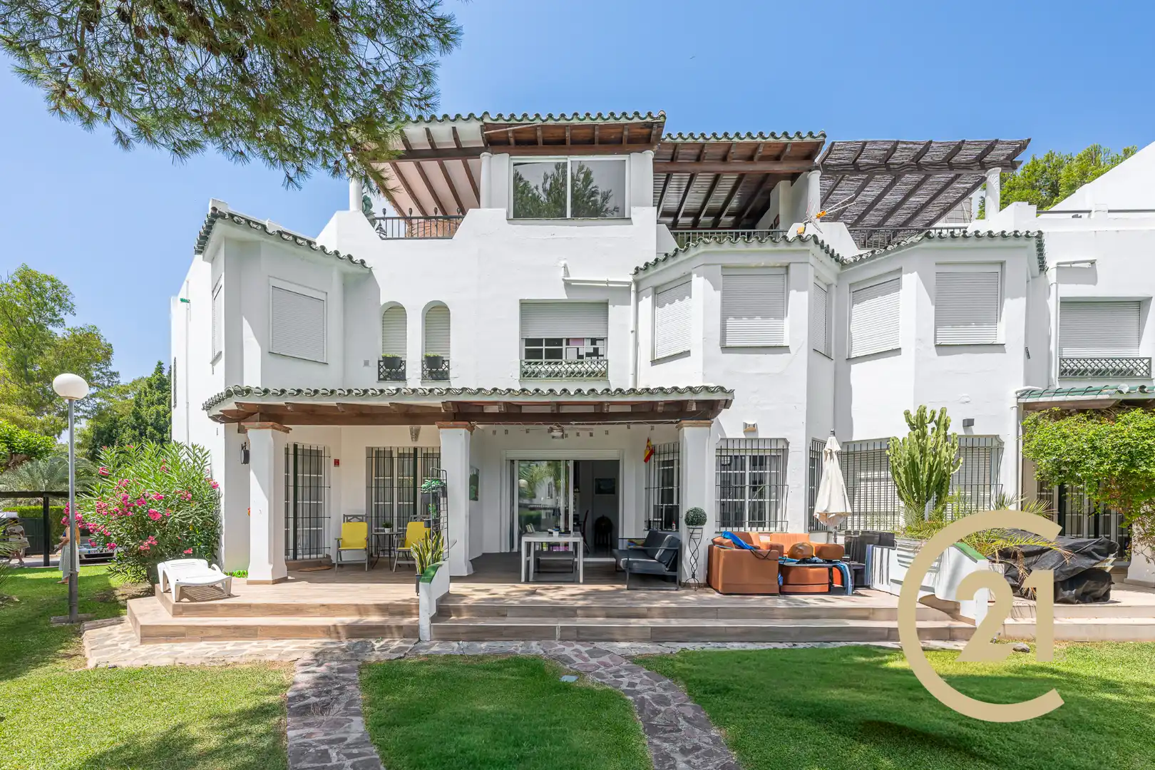 Vista exterior de Casa adosada en venta en Marbella con Aire acondicionado, Terraza y Piscina comunitaria