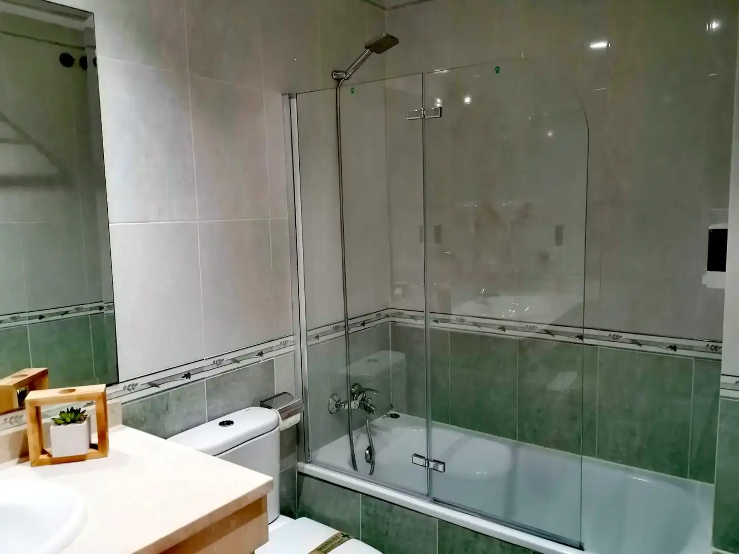 Badezimmer von Wohnung zum Verkauf in Manilva mit Klimaanlage, Terrasse und Möbliert
