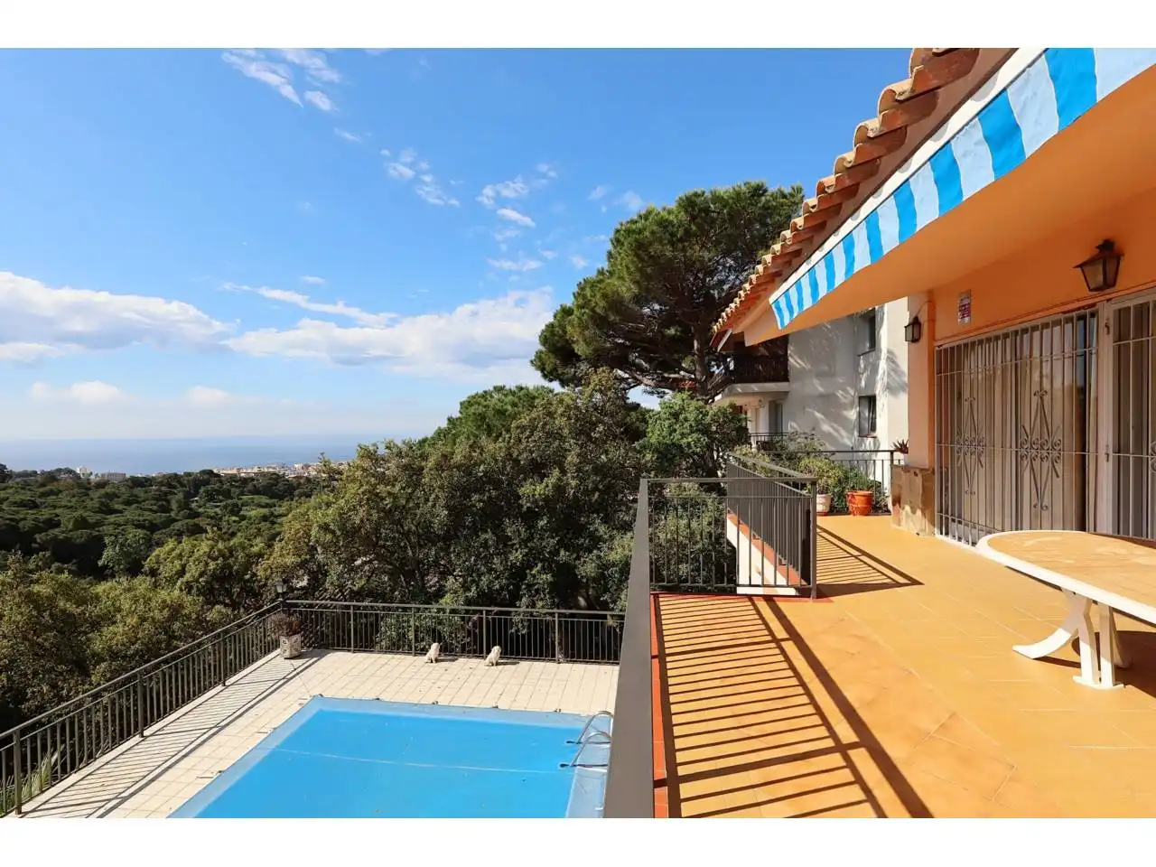 Vista exterior de Casa o xalet en venda en Lloret de Mar amb Calefacció, Jardí privat i Terrassa