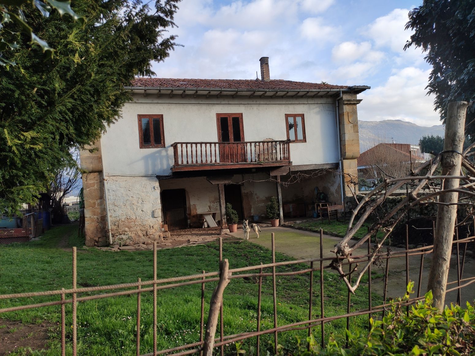 Vista exterior de Casa o xalet en venda en Los Corrales de Buelna  amb Jardí privat