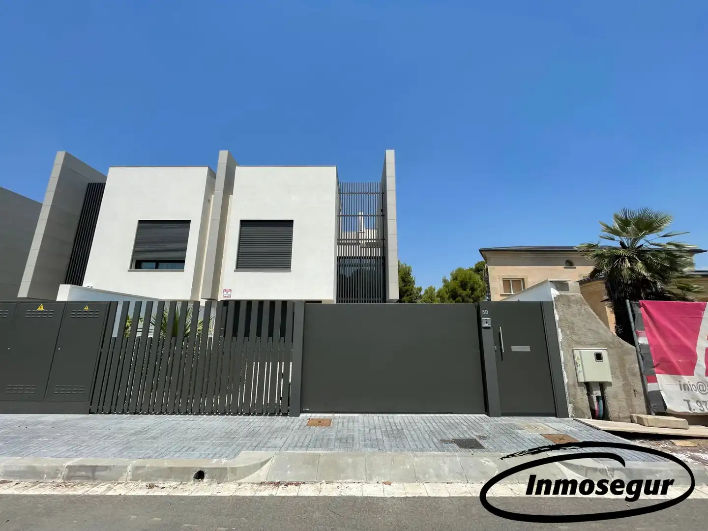 Vista exterior de Casa adosada en venda en Cambrils amb Aire condicionat, Calefacció i Jardí privat