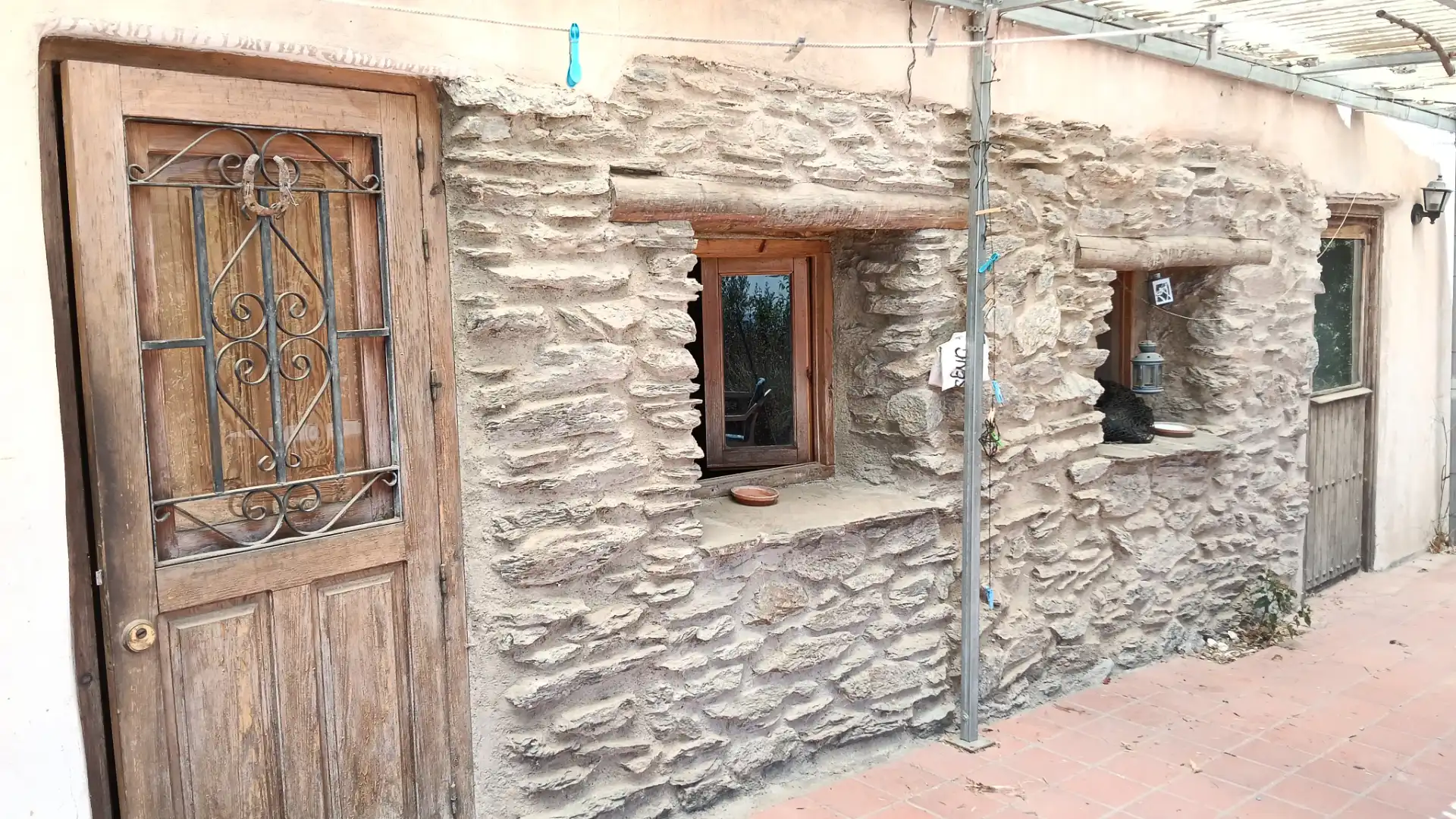 Vista exterior de Finca rústica en venda en Alpujarra de la Sierra amb Calefacció, Jardí privat i Moblat