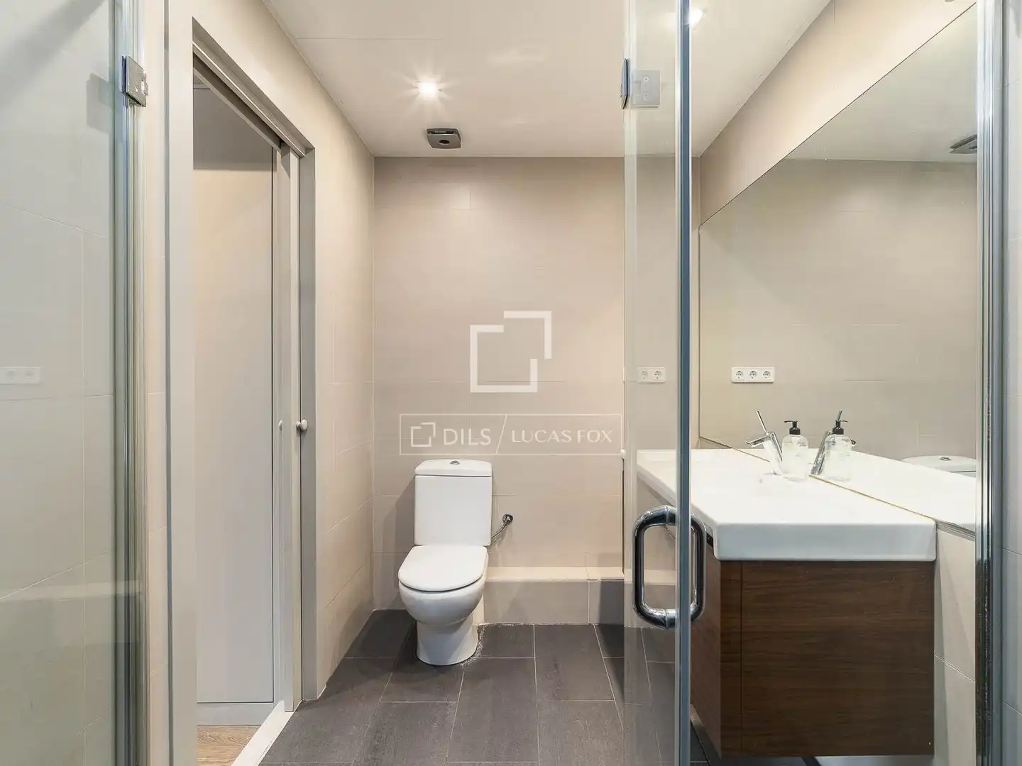 Baño de Piso en venta en Barcelona con Aire acondicionado, Terraza y Amueblado