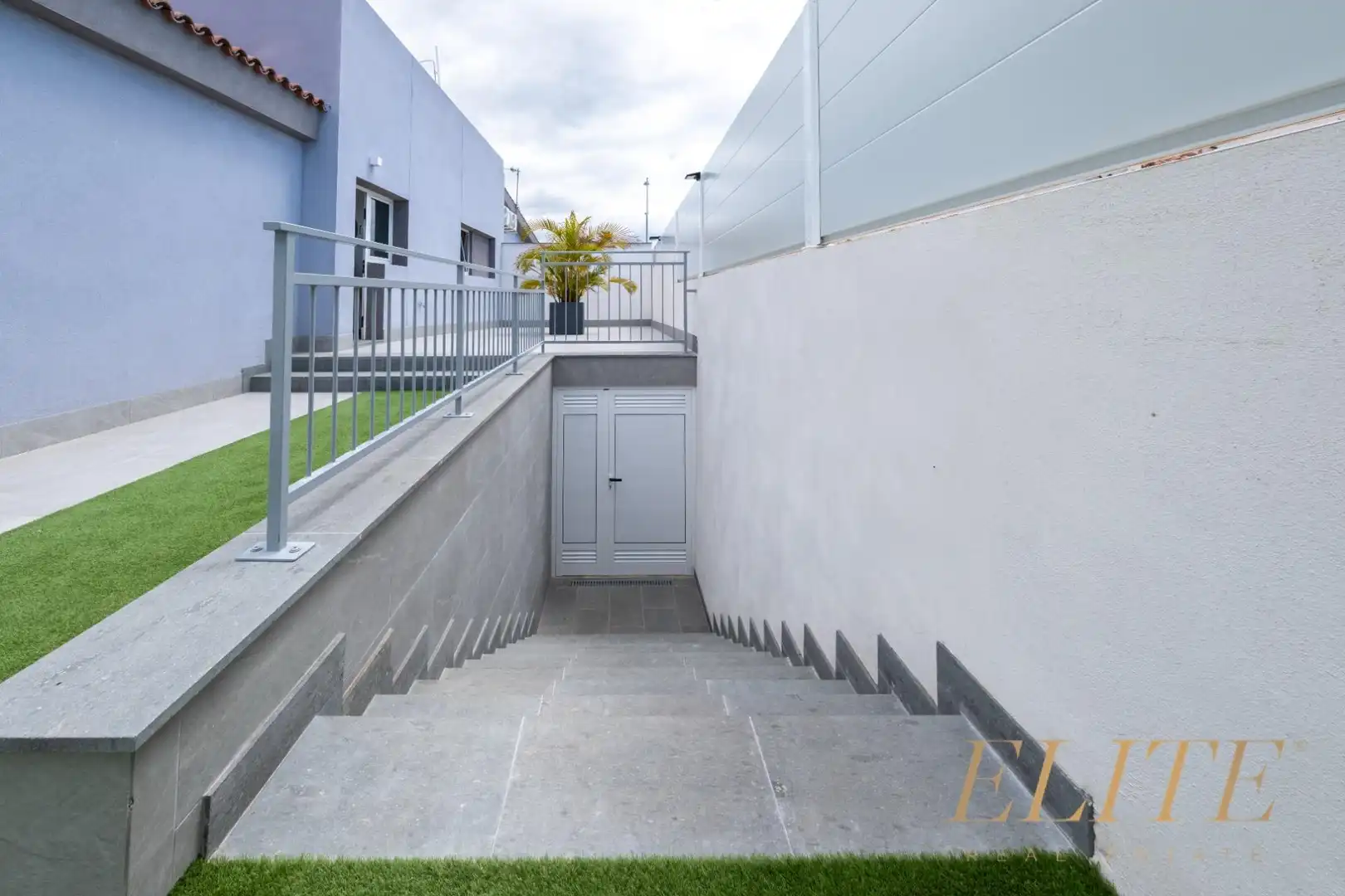 Exterior view of Detached homes for sale in San Bartolomé de Tirajana  with Air Conditioner, Private garden and Terrace