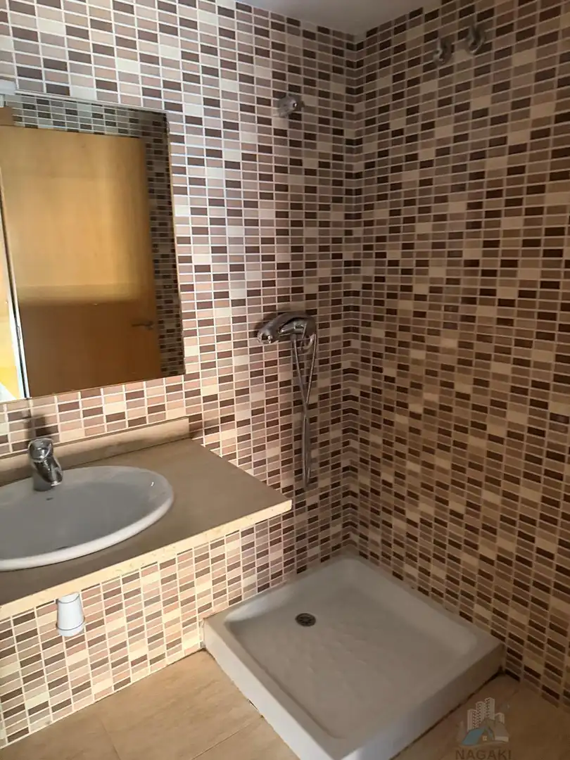 Badezimmer von Wohnung zum Verkauf in Salt mit Klimaanlage und Heizung