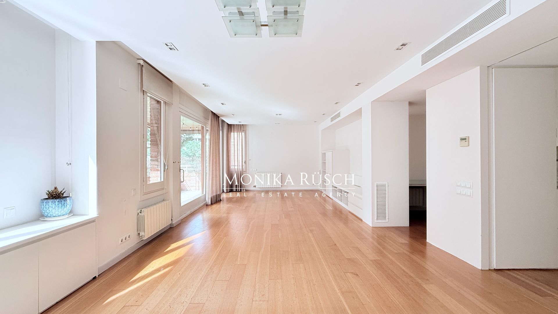 Exterior view of Flat to rent in  Barcelona Capital  with Air Conditioner, Heating and Storage room