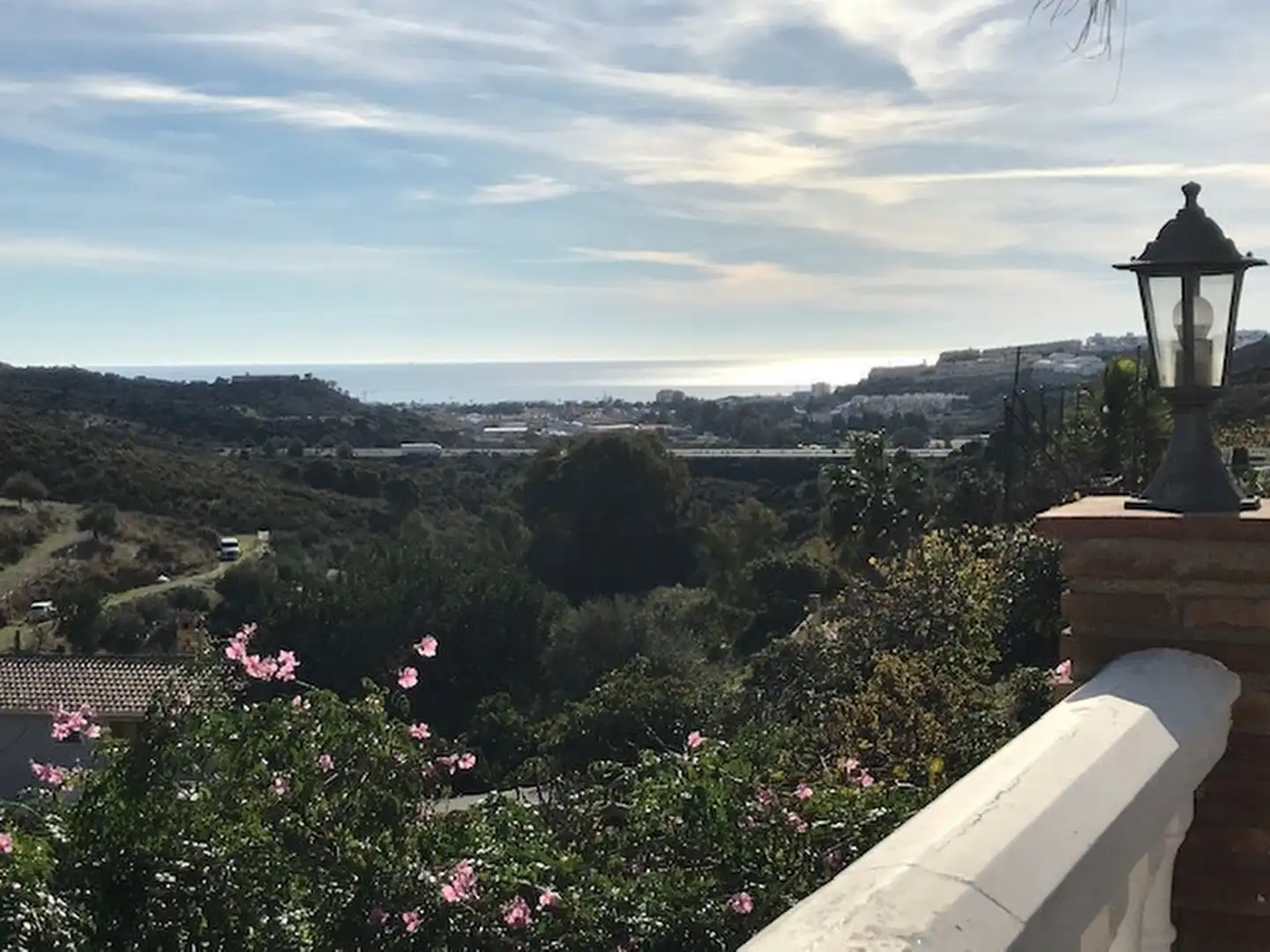 Außenansicht von Einfamilien-Reihenhaus zum Verkauf in Mijas mit Klimaanlage, Terrasse und Abstellraum