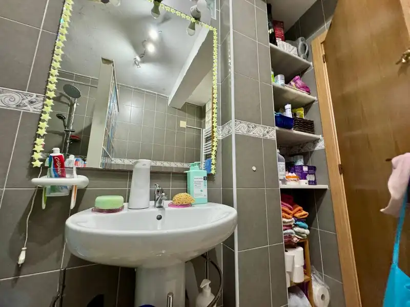 Badezimmer von Erdgeschoss zum Verkauf in Cullera mit Klimaanlage, Heizung und Privatgarten