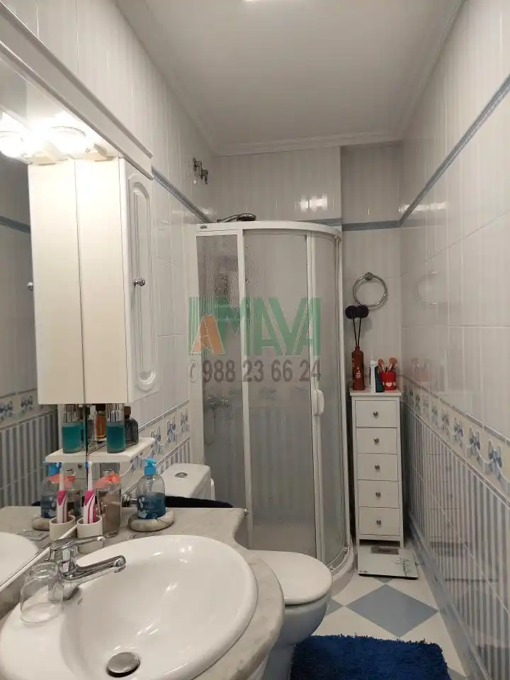 Bany de Casa o xalet en venda en San Cibrao das Viñas amb Calefacció, Jardí privat i Parquet