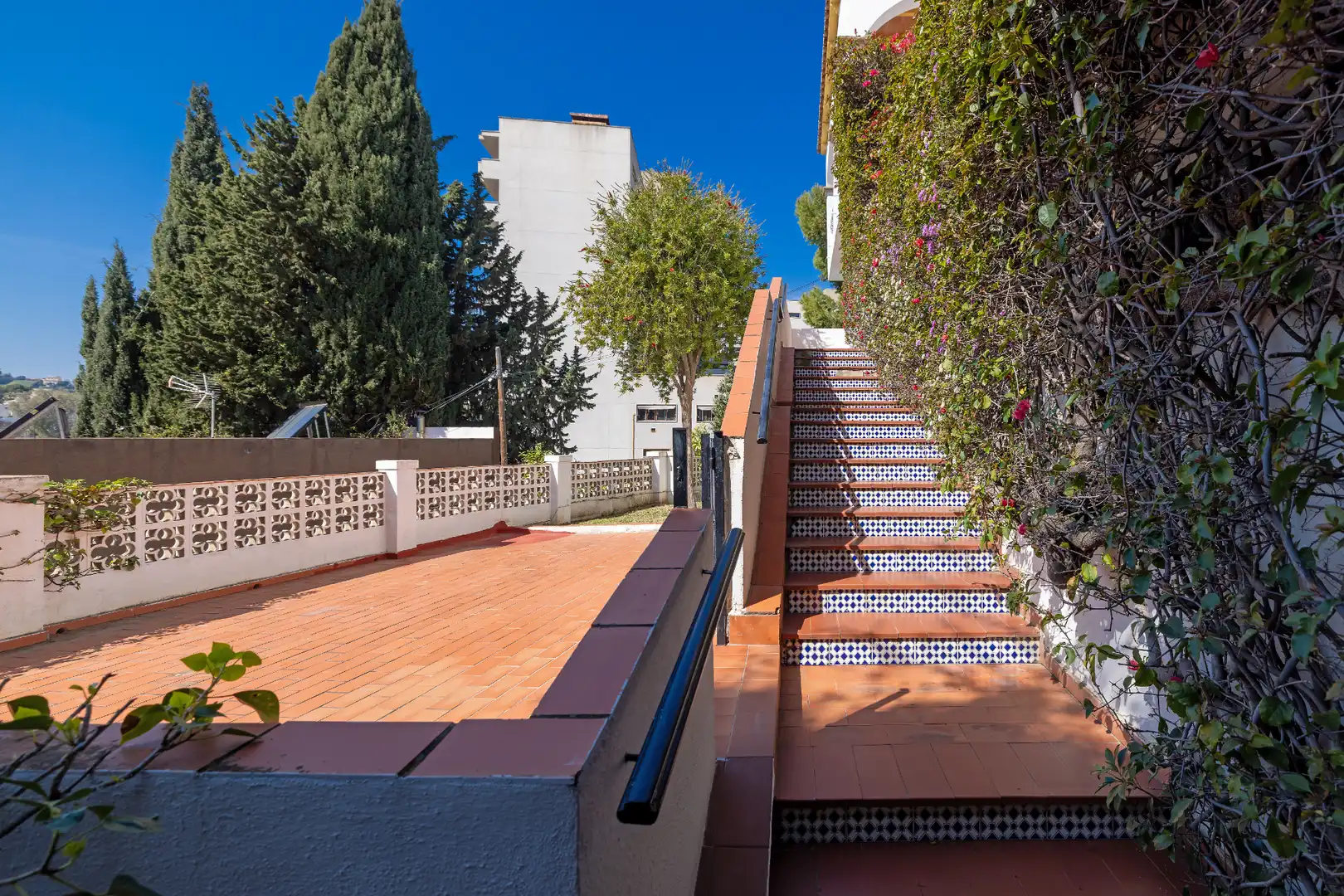 Vista exterior de Casa o xalet en venda en Málaga amb Aire condicionat, Calefacció i Jardí privat
