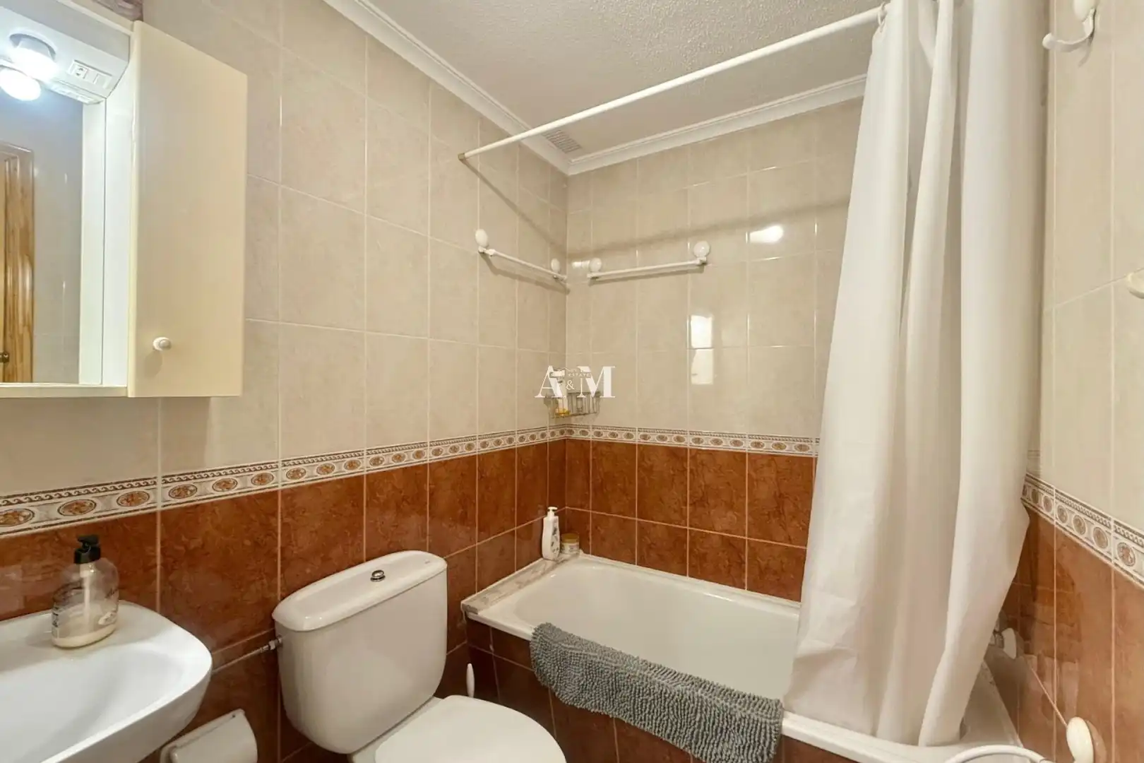 Badezimmer von Wohnung zur Miete in Guardamar del Segura mit Klimaanlage, Heizung und Terrasse