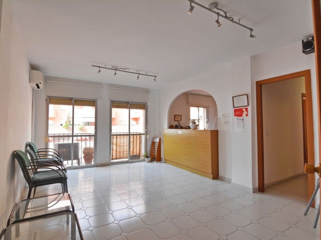 Piso en venta en Fuengirola con Terraza, Amueblado y Horno