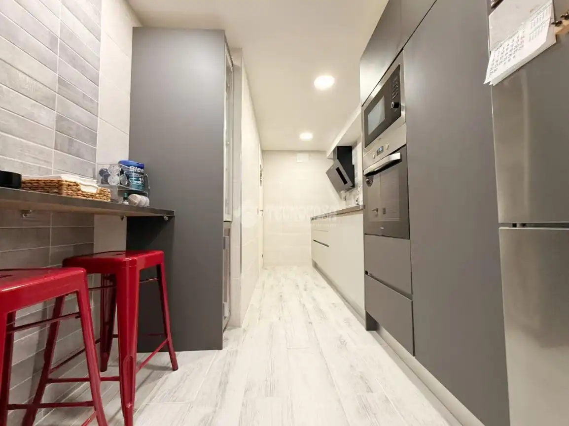 Cocina de Piso en venta en Sant Boi de Llobregat con Aire acondicionado, Terraza y Trastero