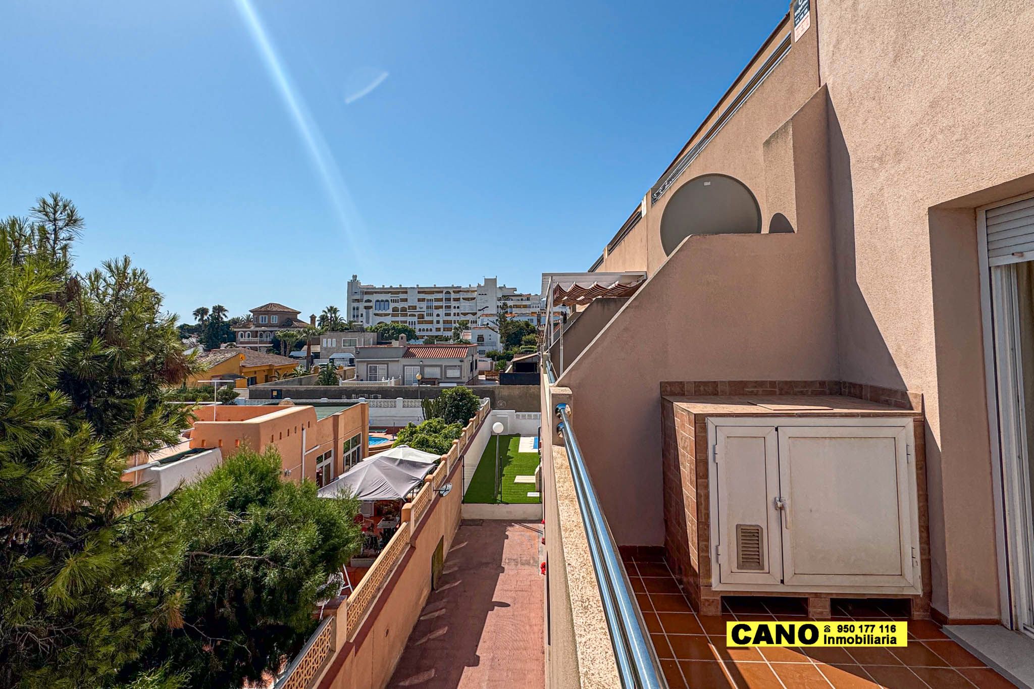 Vista exterior de Pis en venda en Roquetas de Mar amb Terrassa, Traster i Piscina