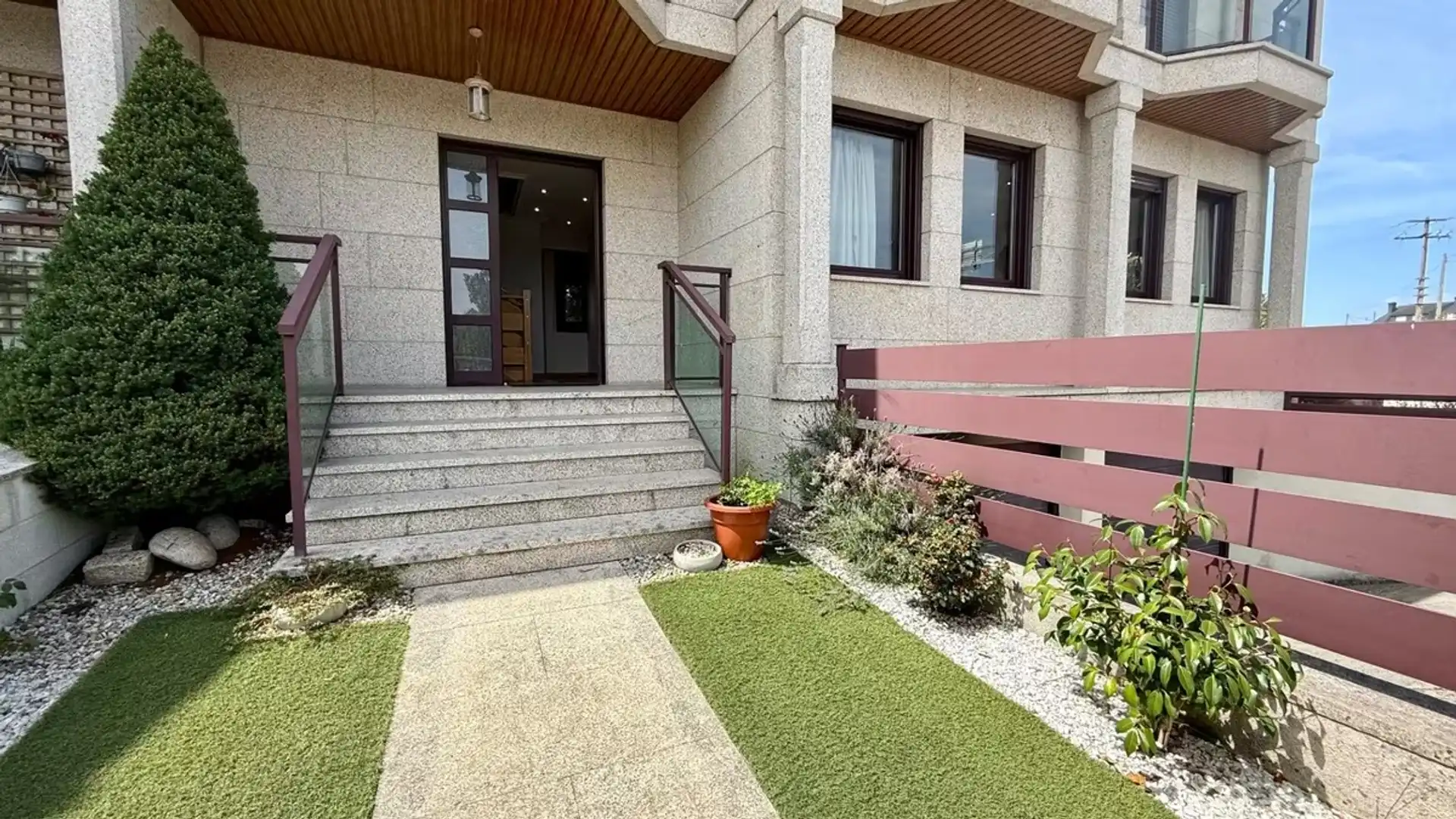 Exterior view of Single-family semi-detached for sale in San Cibrao das Viñas  with Heating, Private garden and Furnished