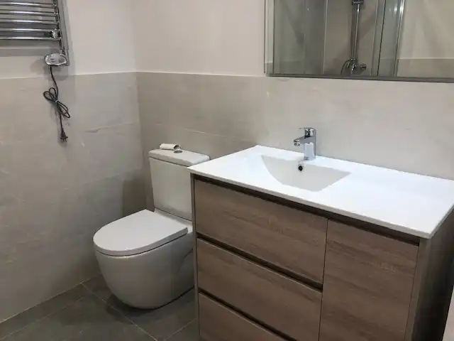 Badezimmer von Dachboden zur Miete in Sant Cugat del Vallès mit Klimaanlage, Heizung und Parkett
