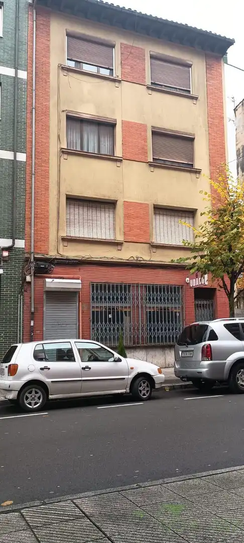 Vista exterior de Edificio en venta en Oviedo 