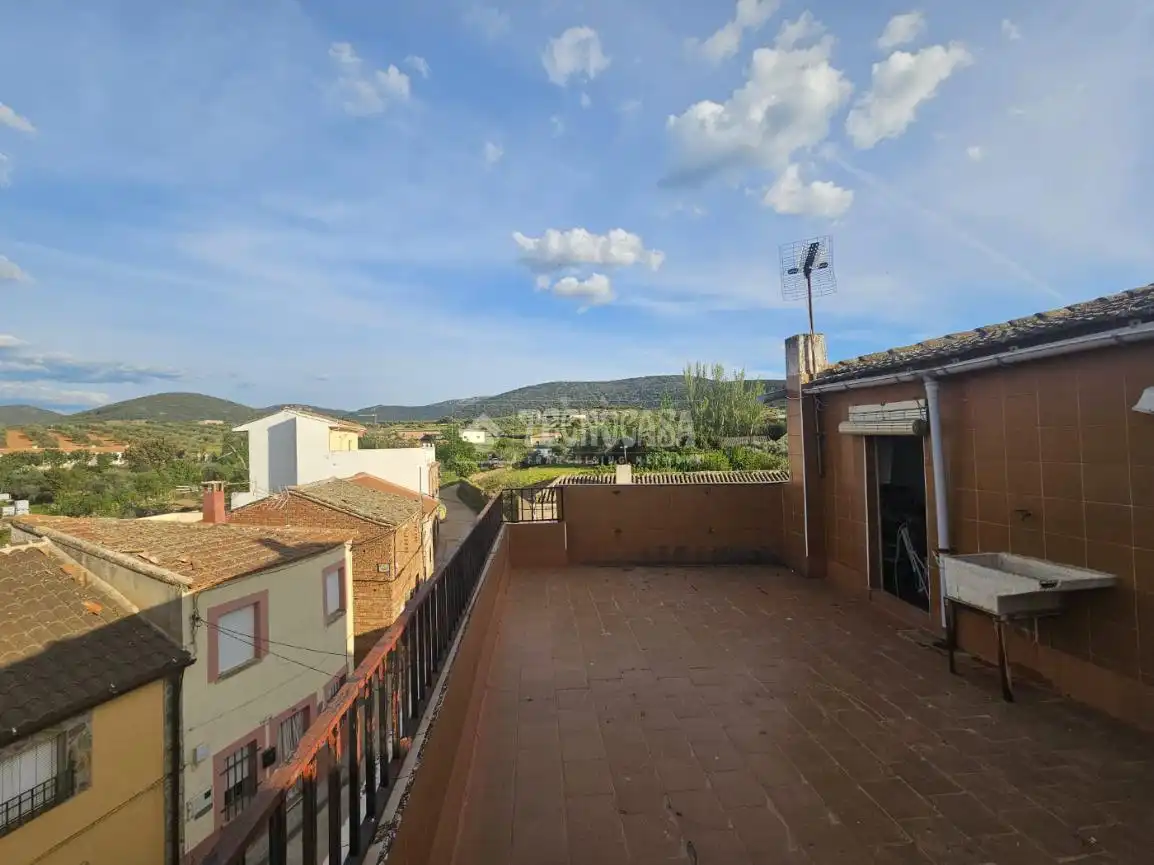 Vista exterior de Casa adosada en venda en Espinoso del Rey amb Terrassa