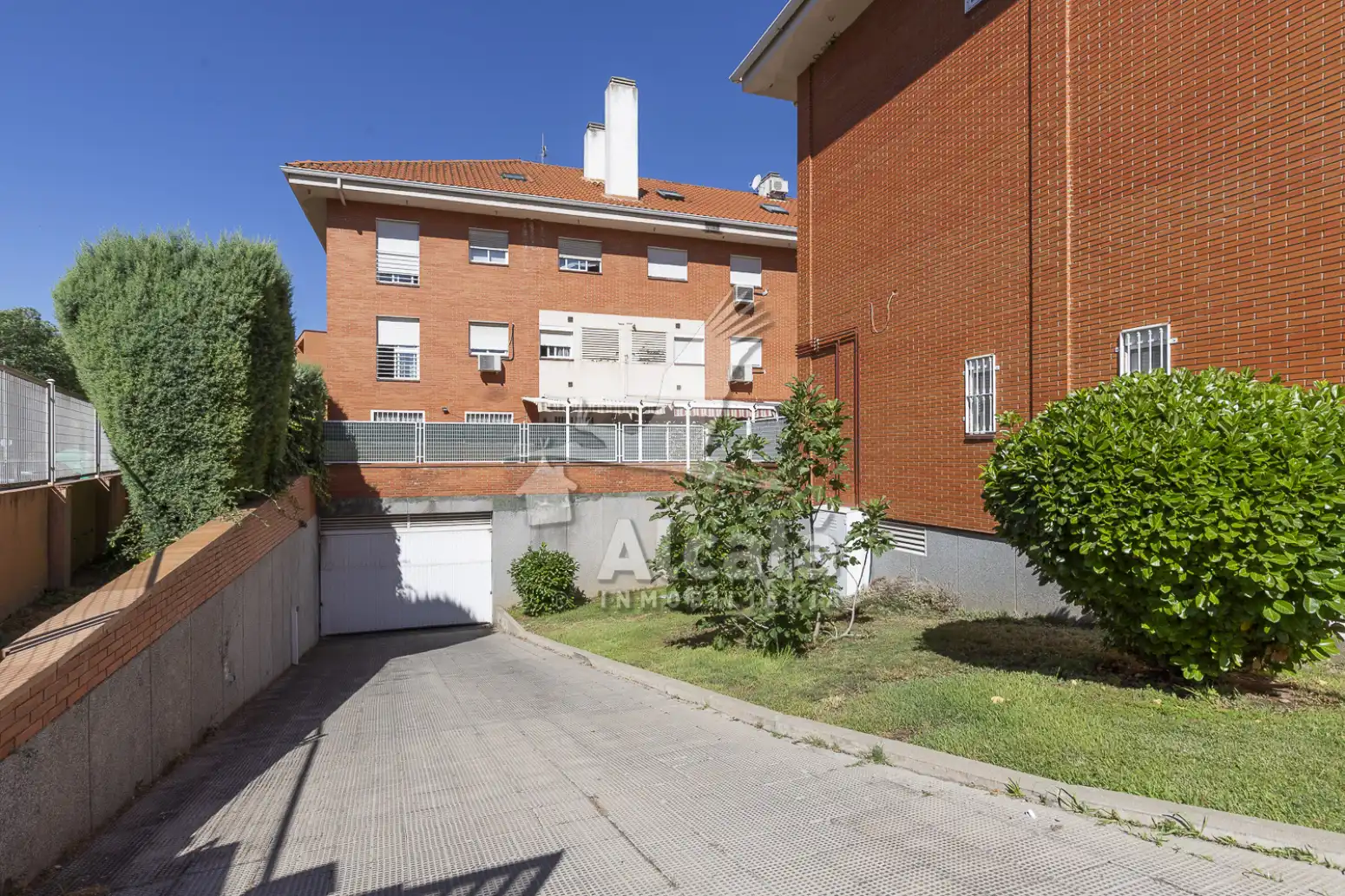 Vista exterior de Piso en venta en Alcalá de Henares con Calefacción, Parquet y Piscina