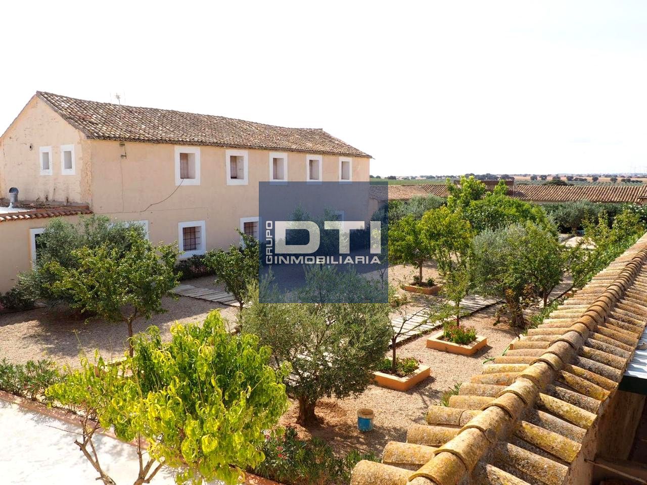 Garden of Country house for sale in Munera  with Swimming Pool and Community pool