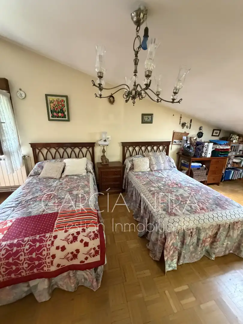 Schlafzimmer von Haus oder Chalet zum Verkauf in Siero mit Heizung, Parkett und Terrasse