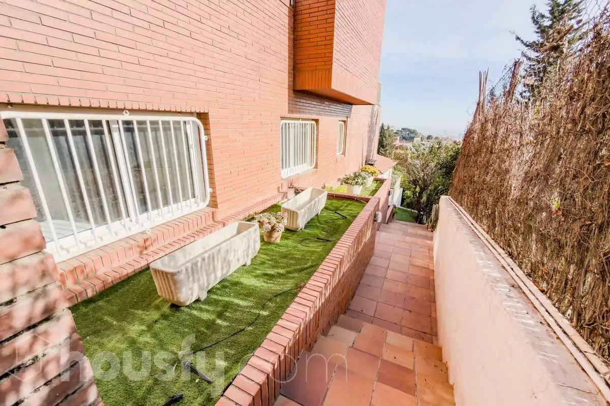 Vista exterior de Casa o xalet en venda en Barcelona amb Aire condicionat, Calefacció i Jardí privat